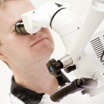 Dr. Timo Paberit mikroskoobiga